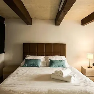 https://traditional-townhouse-on-the-main-street-in-valletta-blue-door.qawrahotelsmalta.org